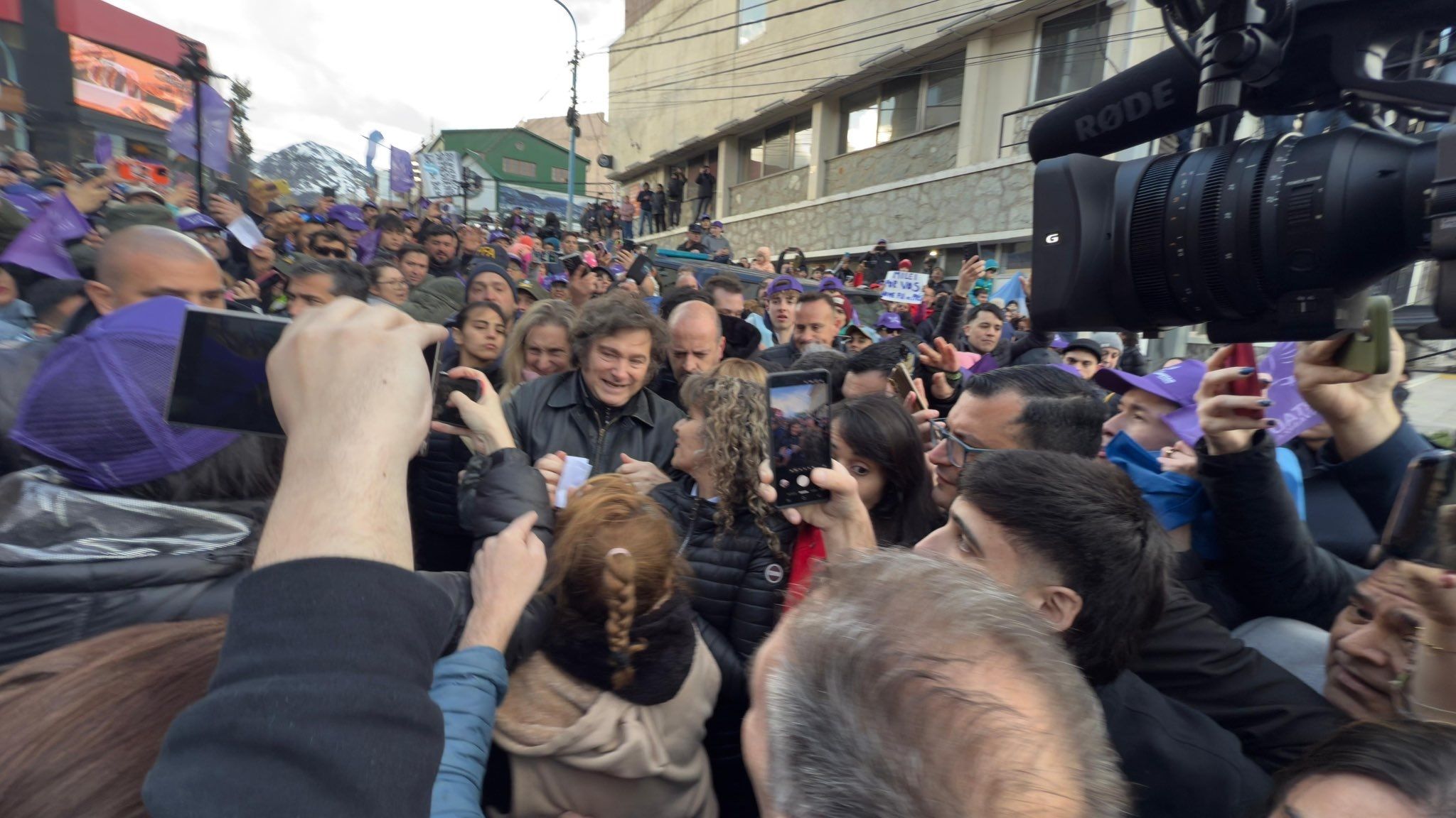Por la magnitud de las protestas, Javier Milei suspendió un acto en Tierra del Fuego y retornó a Buenos Aires