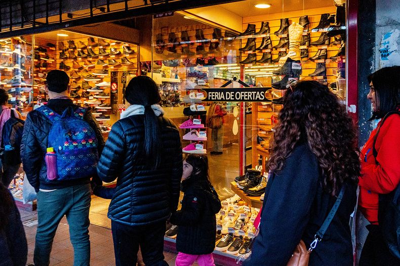 Para competir con shoppings y supermercados, comercios del centro abren este 25 de julio