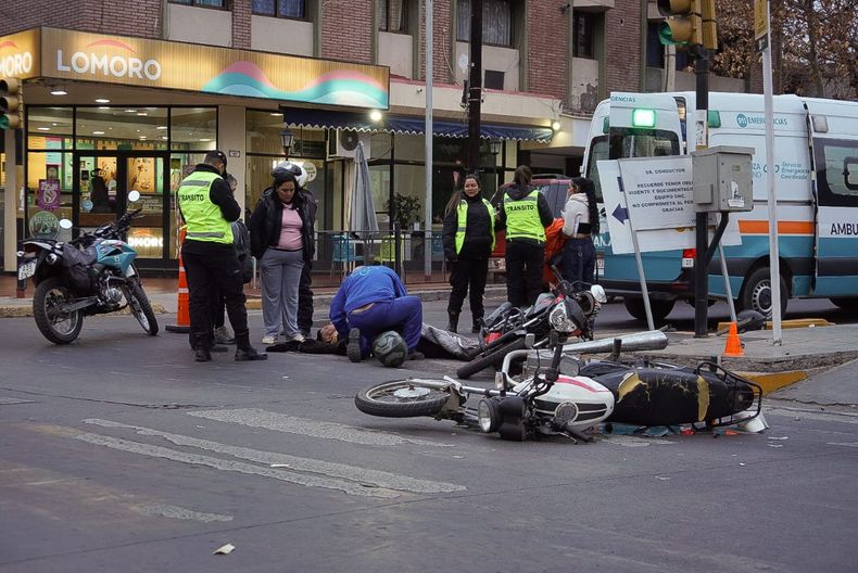 El accidente vial fue protagonizado por dos motos en plena Ciudad de Mendoza.&nbsp;