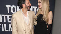 El actor argentino Juan Minujín compartió alfombra roja junto a Angelina Jolie