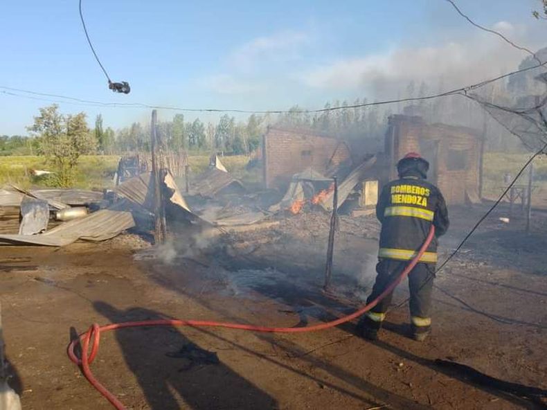 Bomberos trabajaron en el incendio ocurrido en Carmensa.