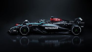 Mercedes recupera el color de las flechas plateadas en la parte delantera.