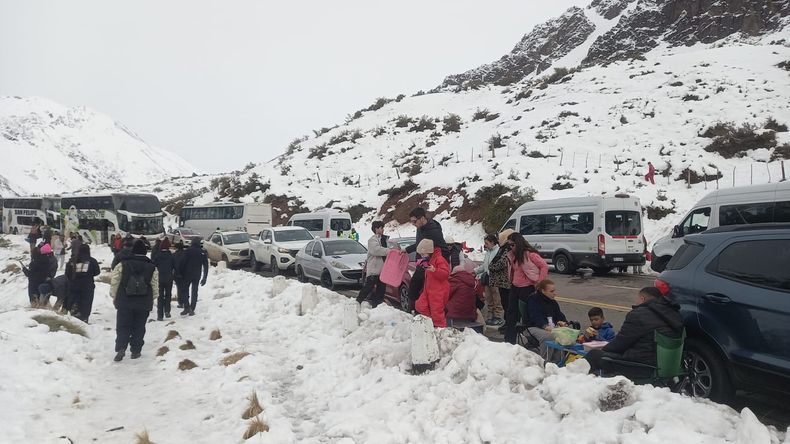 La nieve transformó Alta Montaña y los visitantes disfrutaron del paisaje