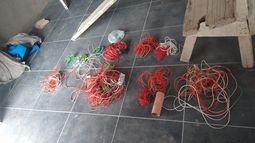 Parte de los cables que había robado el sospechoso, en una obra de Guaymallén.