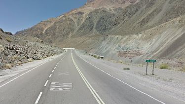 Un camión con muebles volcó en Alta Montaña: un herido