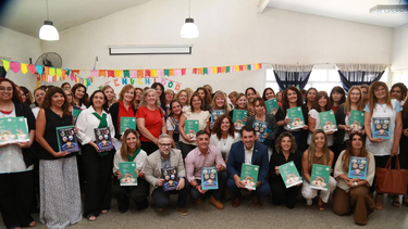 Entrega de libros a escuelas primarias de Guaymallén.