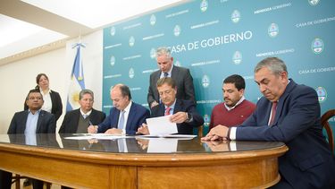 El gobernador firmó el contrato de traspaso de acciones de Potasio Río Colorado.