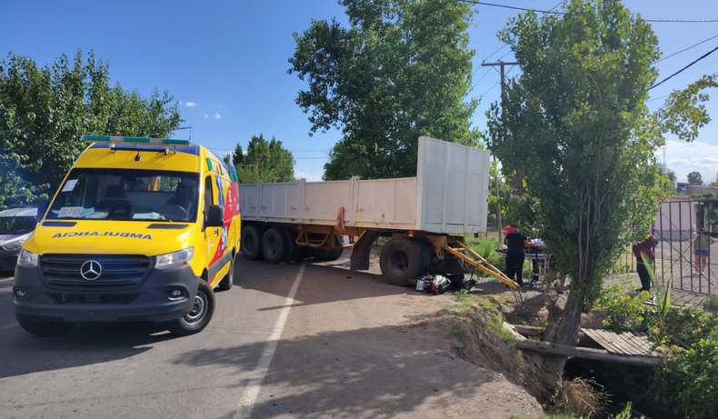 Guaymallén: un camión perdió el acoplado, chocó a una moto y dejó un muerto