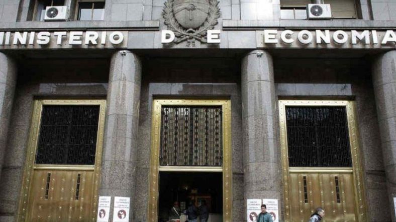El Gobierno realizó un canje de deuda por $99.000 millones y consiguió aplazar vencimientos