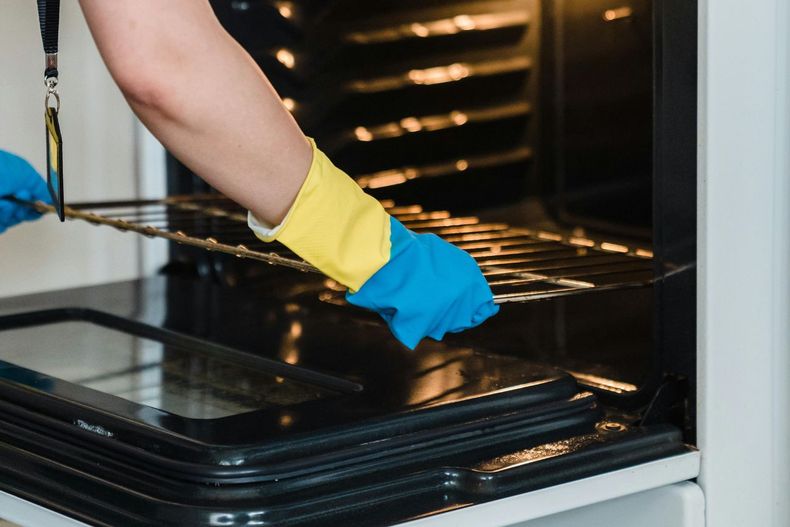 Los trucos secretos para eliminar para siempre la suciedad de tu horno
