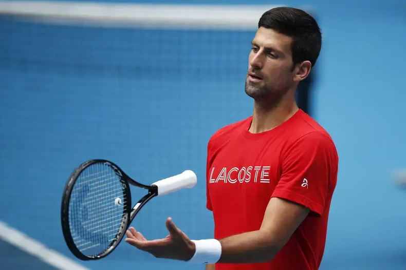 Se le vino la noche a Nole Djokovic.