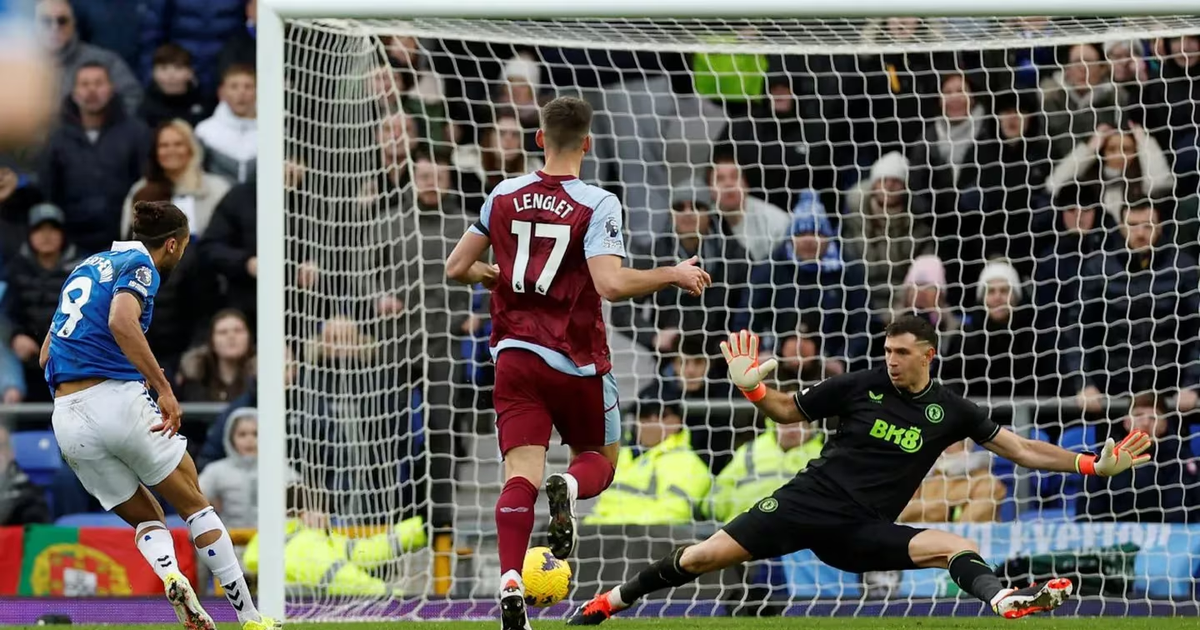 Aston Villa’s Damián Emiliano Martínez Shines in Goalless Draw Against Everton, Liverpool Maintains Premier League Lead