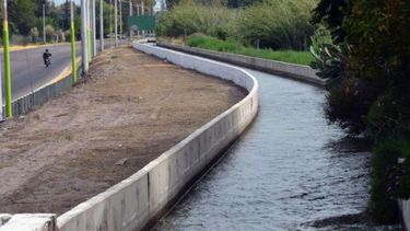 Un hombre se tiró a un cauce de agua y murió ahogado en Las Heras