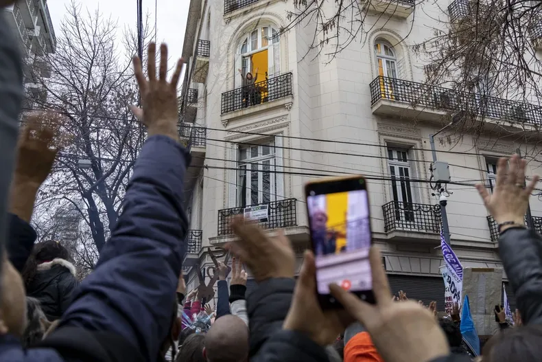 Cristina Kirchner, con prisión domiciliaria: ¿podrá salir al balcón a saludar a los militantes?