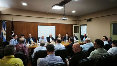 Federico Sturzenegger presidió la reunión con los referentes de la vitivinicultura argentina en el INV Federico Sturzenegger presidió la reunión con los referentes de la vitivinicultura argentina en el INV