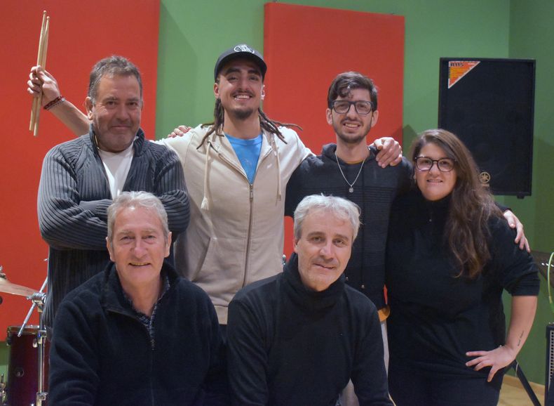 Ella también, el grupo que recrea la música de Spinetta se presentará esta noche en Chacras de Coria.