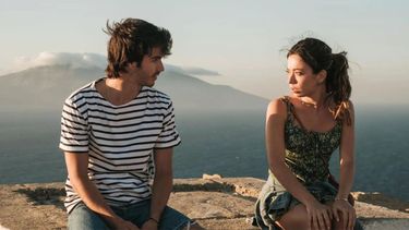 Netflix estrenó una miniserie de la creadora de Valeria.