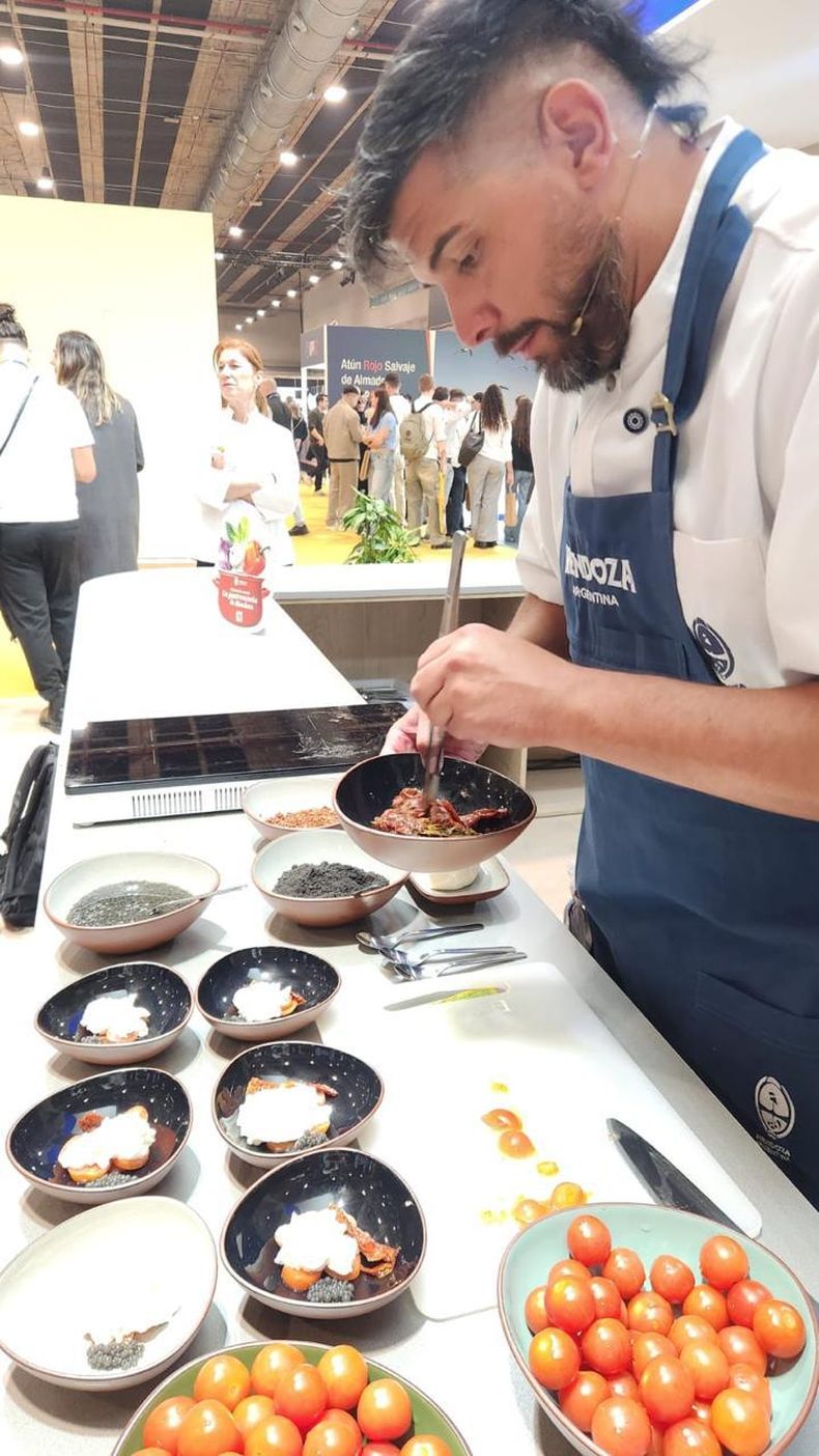 Matías Gutiérrez, el chef ejecutivo de Abrasado, mostrando la gastronomía de Mendoza al selecto publico de Madrid Fusión