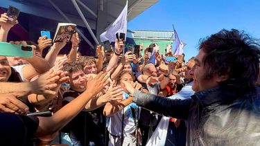 Golpes y huevazos en la presentación de Javier Milei en Santa Fe.