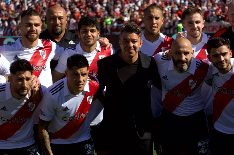 Marcelo Gallardo junto a sus jugadores en el adiós.