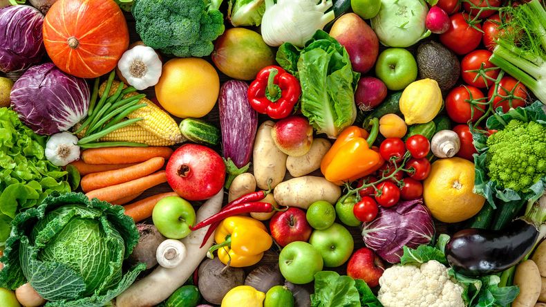 Frutas, verduras y grasas saludables, alimentos ricos en nutrientes esenciales.