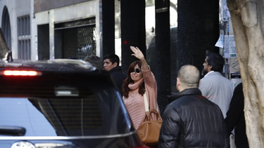 cristina fernandez salio de su casa de recoleta con custodia policial