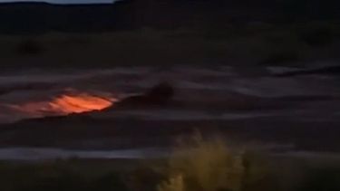 Fuerte tormenta en Neuquén: tres autos arrastrados por la corriente del arroyo Carranza.