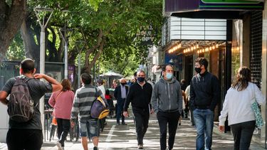 Sitio Andino | covid 19 mendoza, coronavirus mendoza, gente en la calle, pandemia, covid, gente, personas, aire libre, verano, clima, tiempo, mendoza,