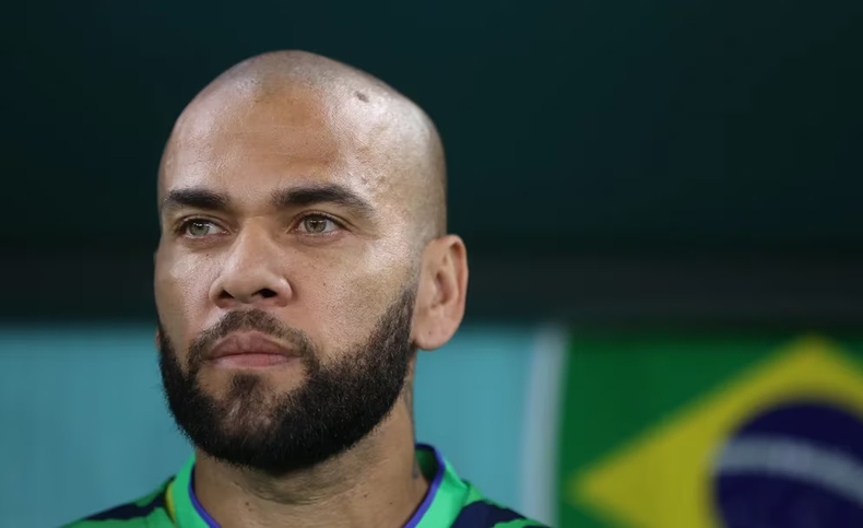 Dani Alves, cada hora lo compromete más su causa.