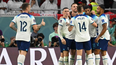 Inglaterra festeja la goleada y clasificación a octavos de final en el Mundial de Qatar 2022.