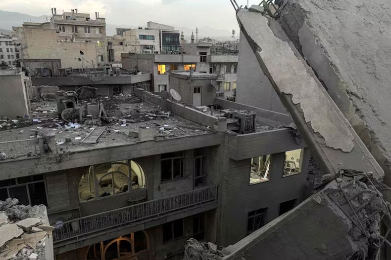 Escombros en el lugar de un edificio alcanzado por un ataque israelí en Teherán Escombros en el lugar de un edificio alcanzado por un ataque israelí en Teherán