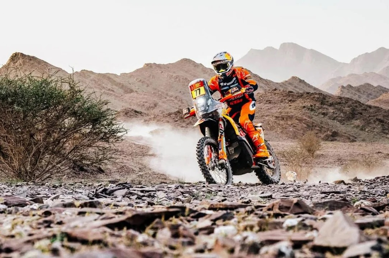 Luciano Benavides festeja su victoria en la quinta etapa del Rally Dakar y se ilusiona con dar pelea en la general.