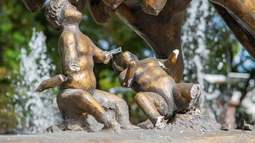 Escultura vandalizada en Plaza Italia de San Martín.