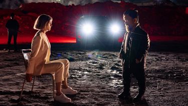 Netflix: no te pierdas esta comedia negra protagonizada por Peter Dinklage y Rosamund Pike