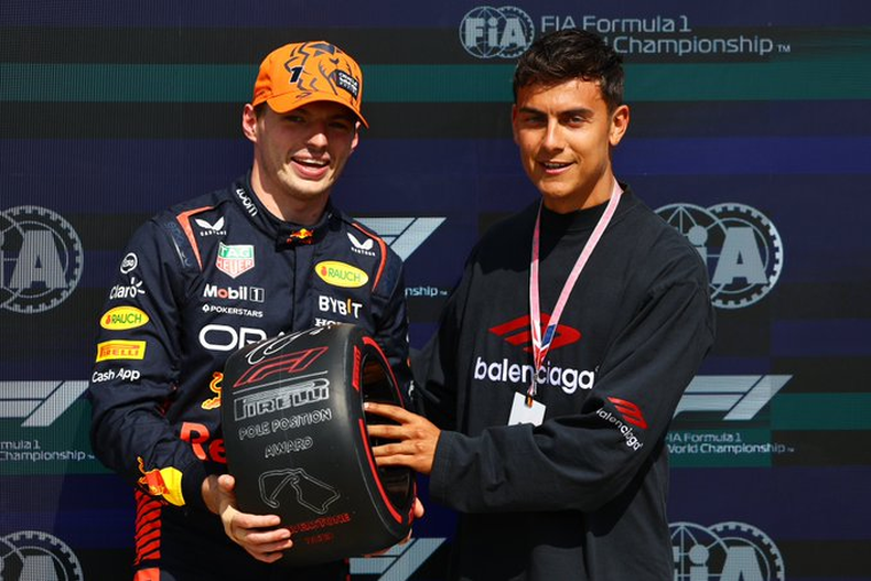 El campeón Max Verstappen junto a otro campeón, Paulo Dybala.