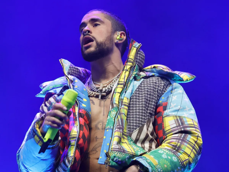 Bad Bunny desató la furia en redes sociales al entrar a caballo en un show