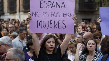 En España, más de 100 condenados por abuso sexual fueron liberados.