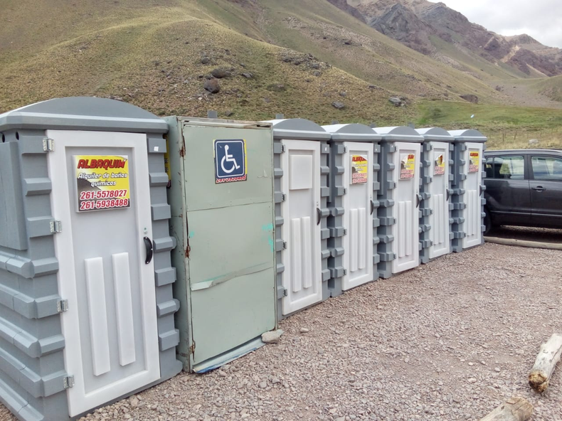 El Ministerio de Energía y Ambiente instaló siete baños químicos en el Parque Provincial Aconcagua, con unidades totalmente herméticas.