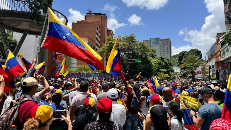 Masiva marcha opositora en Venezuela: Vamos a defender la voluntad del pueblo.
