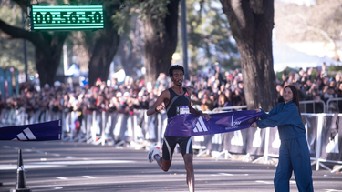 media maraton de buenos aires: yomif kejelcha batio el record mundial e hizo historia