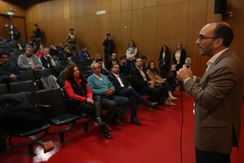  Jos&eacute; Thomas particip&oacute; de la jornada de discusi&oacute;n sobre educaci&oacute;n secundaria junto al sector productivo