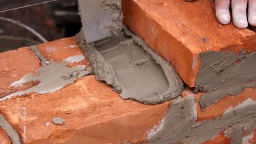 Mendoza aplica nuevas regulaciones ambientales a industrias como la del ladrillo y el cemento. Mendoza aplica nuevas regulaciones ambientales a industrias como la del ladrillo y el cemento.