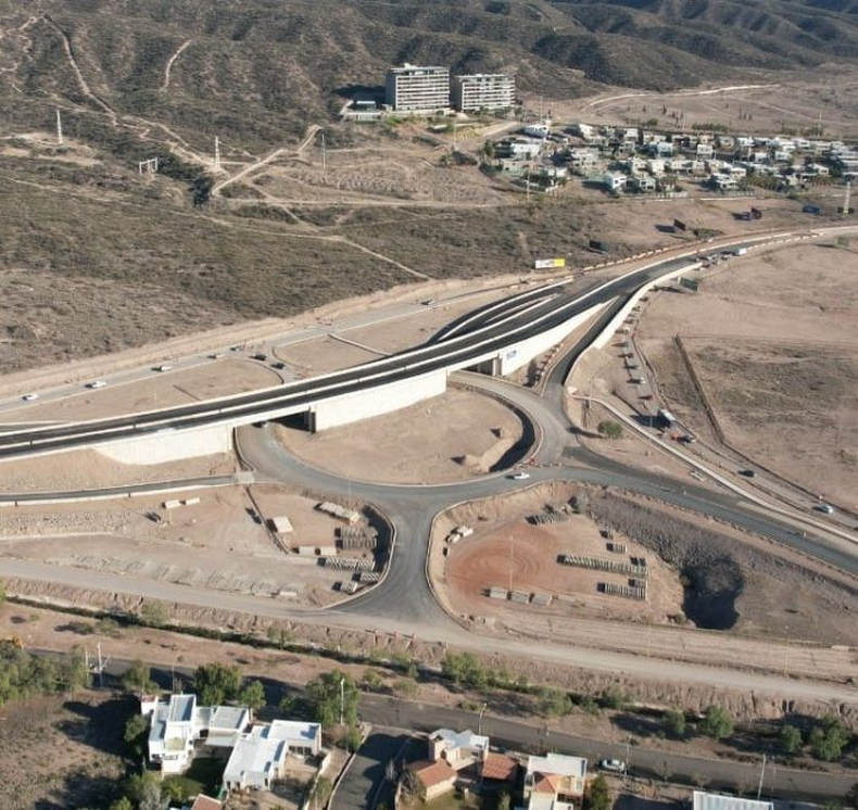 La Dirección Provincial de Vialidad ya trabaja sobre la Nueva Panamericana Ruta 82. Se avanza sobre la traza principal de ocho kilómetros.