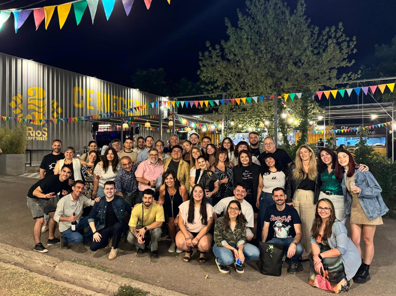 La familia de Sitio Andino celebrando fin de 2025 junto a Rodrigo. 