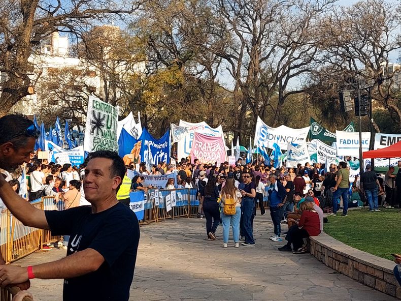 La Marcha Federal Universitaria en Mendoza concluyó con una celebración por el rechazo a los vetos