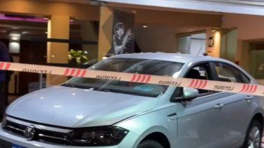 Grave accidente en Godoy Cruz: un auto chocó en el teatro Plaza.