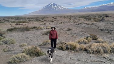 Mirta Moya y de fondo la imponencia de La Payunia (Foto gentileza).