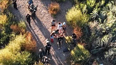 Imágenes de Ángel en el piaso tras el accidente, rodeados de familiares y amigos.