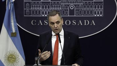 Manuel Adorni deberá responder casi 5000 preguntas formuladas por los diputados. Manuel Adorni deberá responder casi 5000 preguntas formuladas por los diputados.