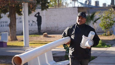 Entrega de material a familias del departamento de Rivadavia.